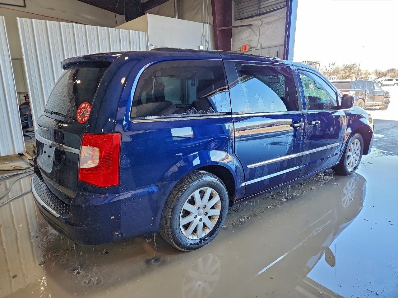 2013 CHRYSLER TOWN & COUNTRY TOURING photo 3