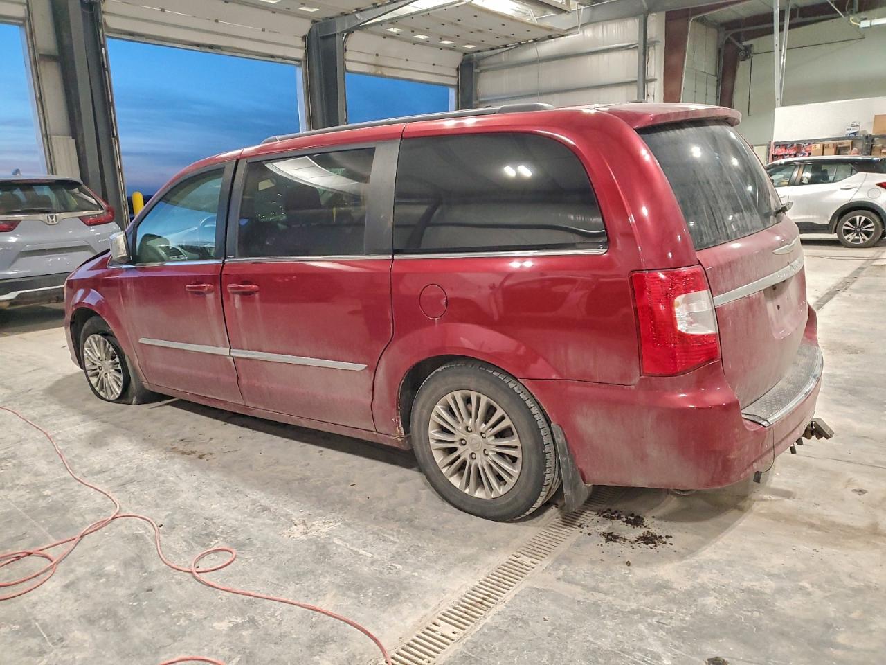 2013 CHRYSLER TOWN & COUNTRY TOURING L photo 2