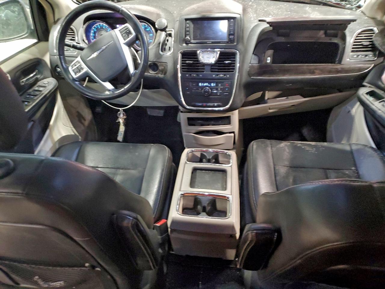 2013 CHRYSLER TOWN & COUNTRY TOURING L photo 8