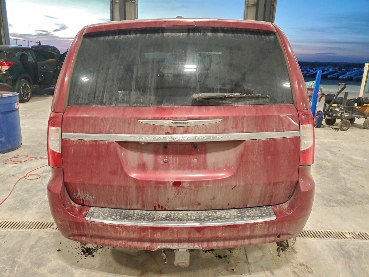 2013 CHRYSLER TOWN & COUNTRY TOURING L photo 6
