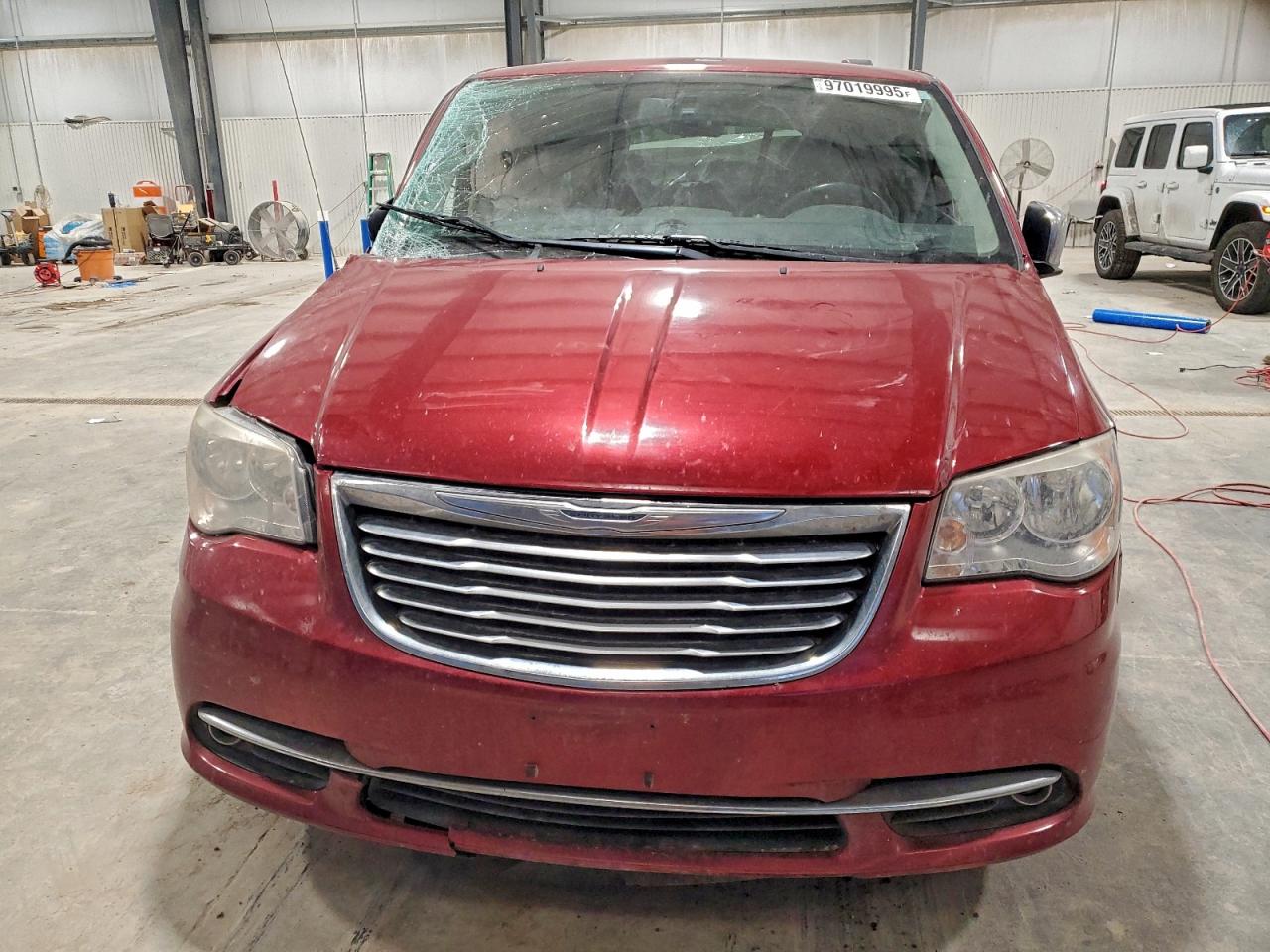 2013 CHRYSLER TOWN & COUNTRY TOURING L photo 5