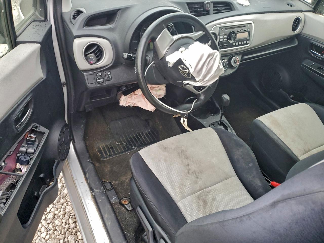 2013 TOYOTA YARIS photo 15