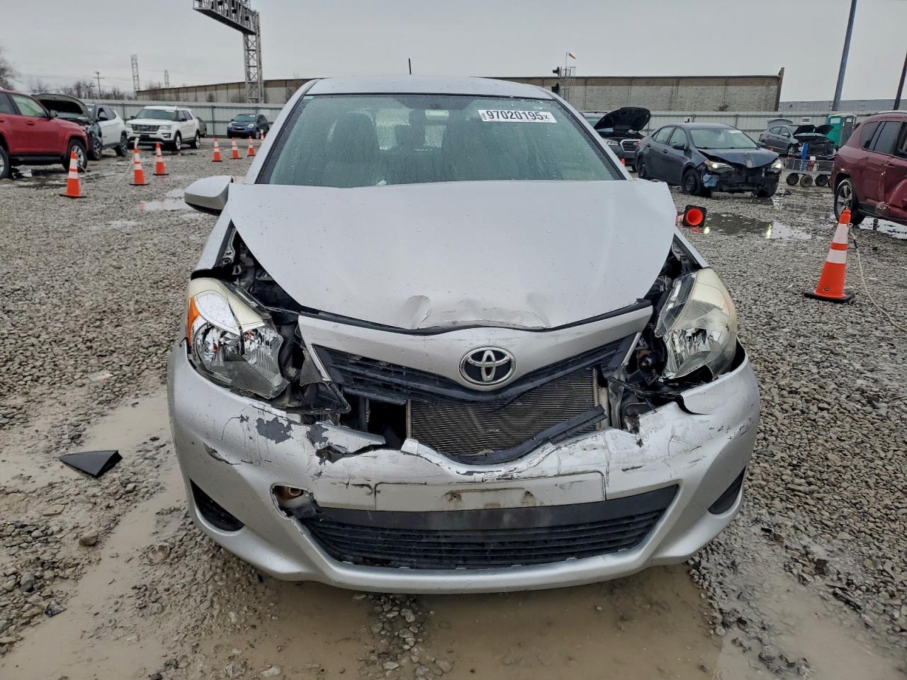 2013 TOYOTA YARIS photo 9