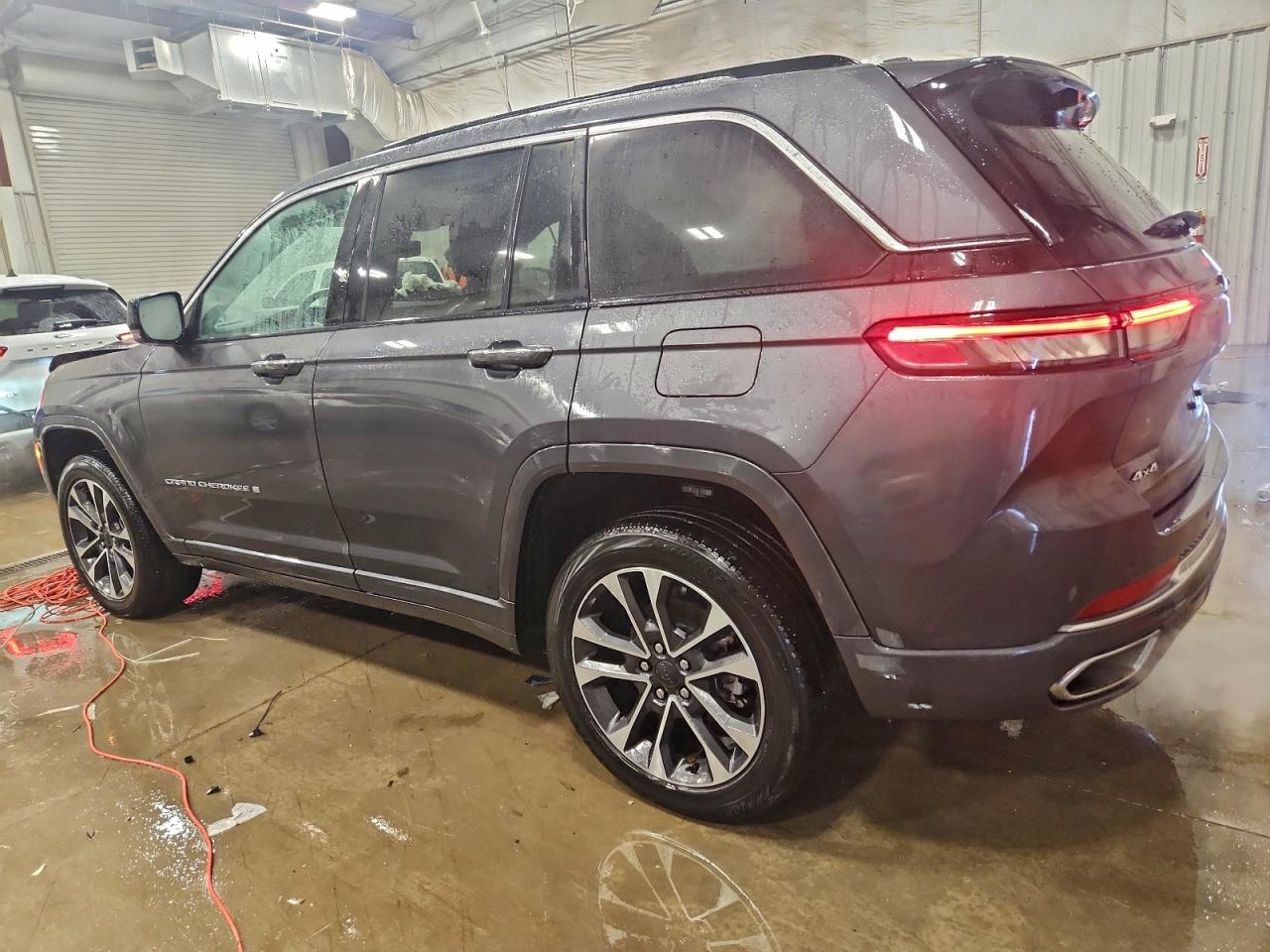 2022 JEEP GRAND CHEROKEE OVERLAND photo 3