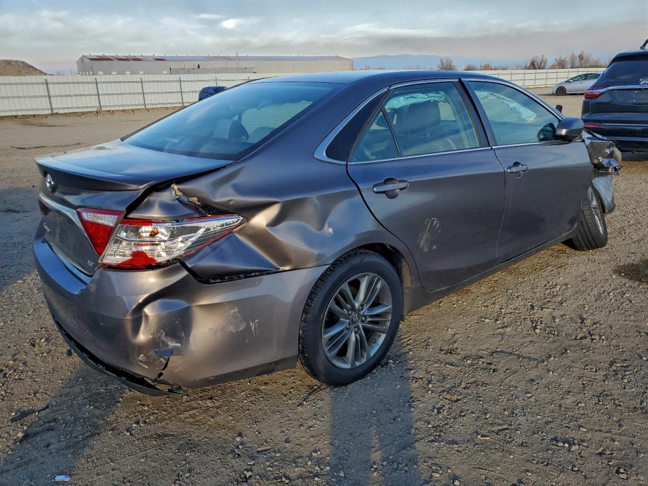 2016 TOYOTA CAMRY LE photo 3