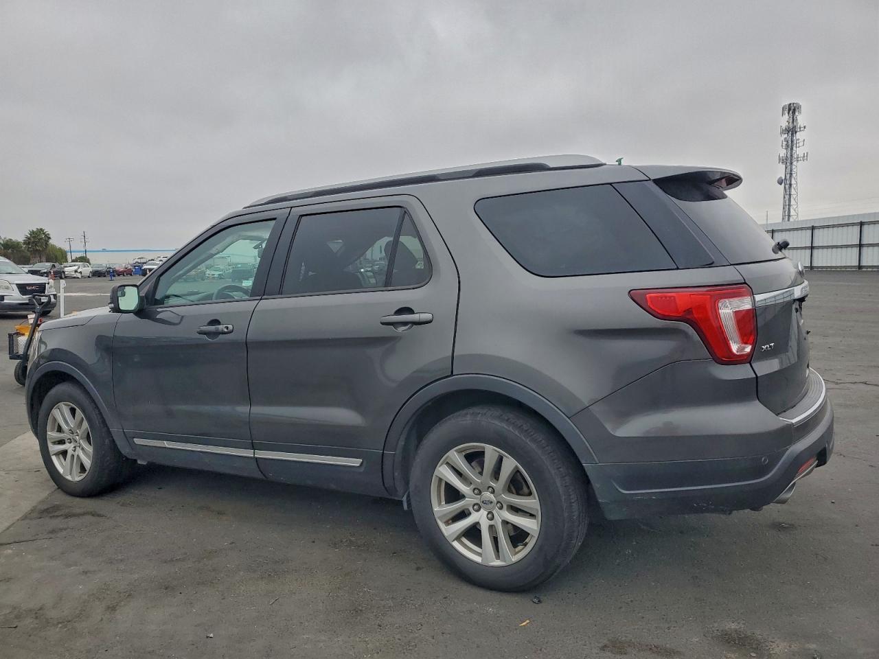 2018 FORD EXPLORER XLT photo 4