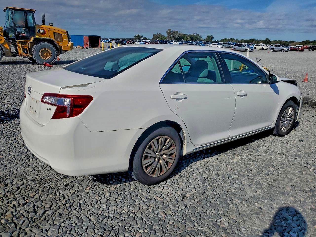 2014 TOYOTA CAMRY L photo 3