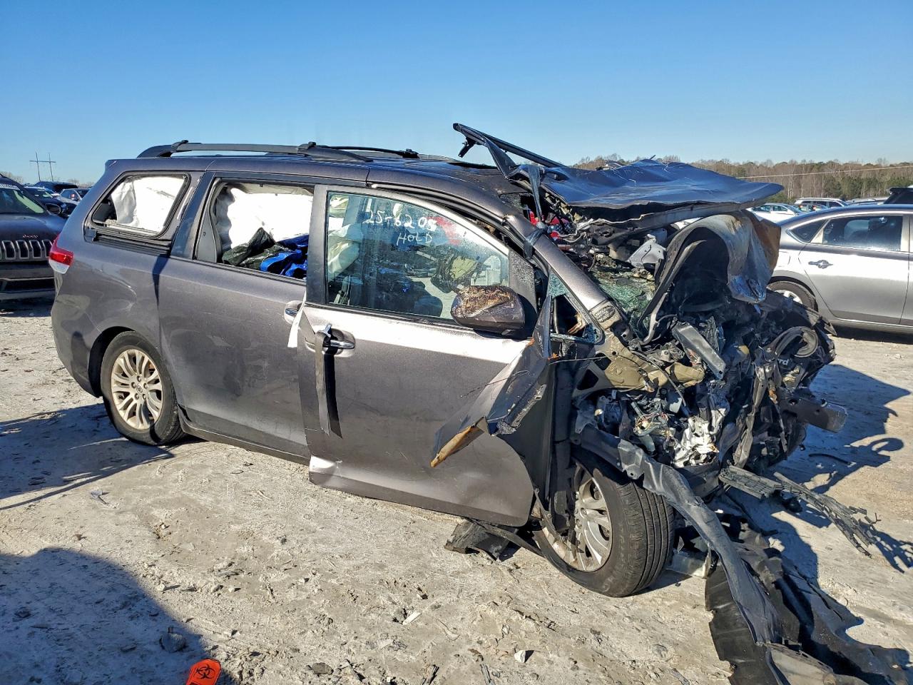 2014 TOYOTA SIENNA XLE photo 7