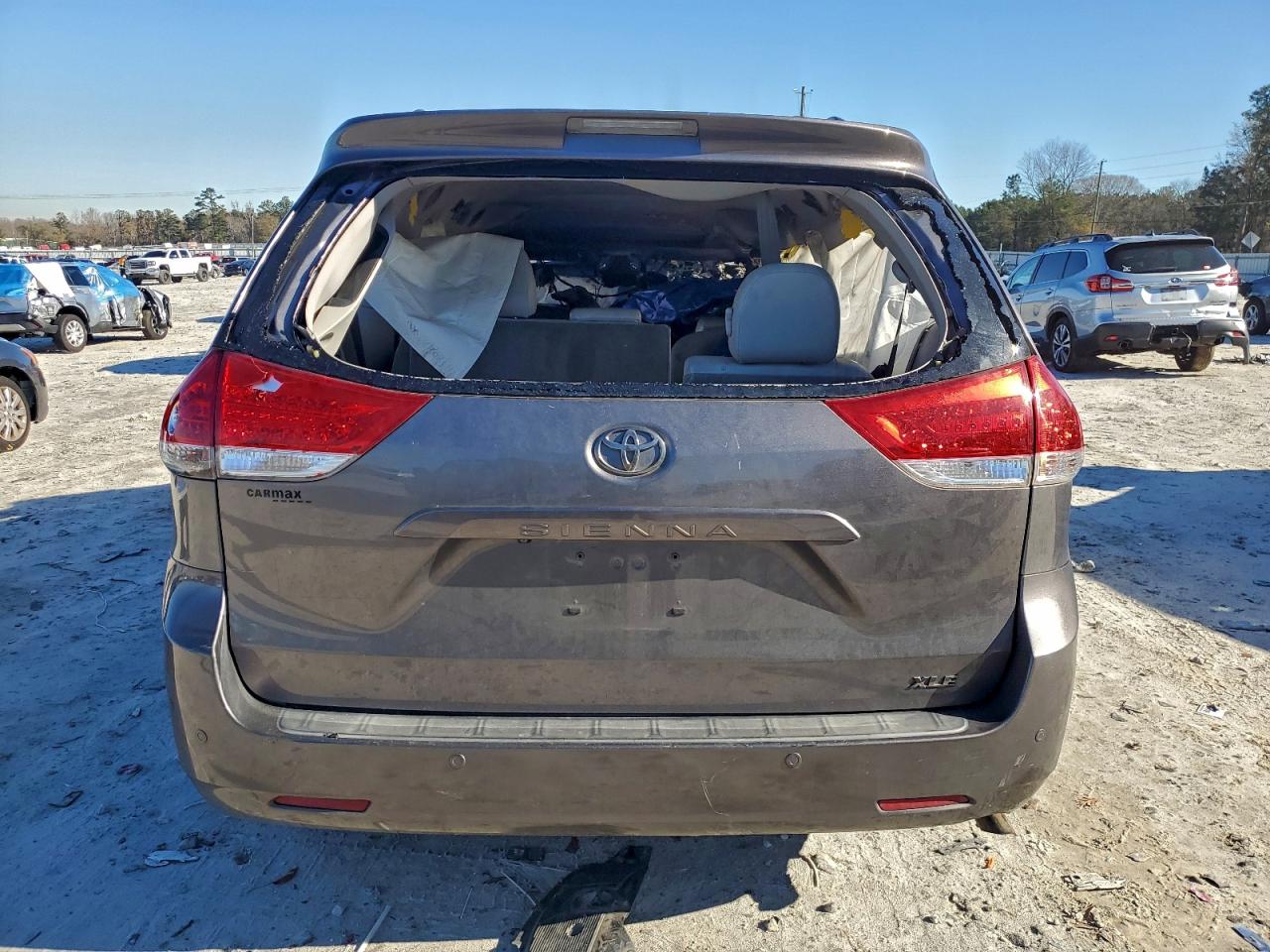 2014 TOYOTA SIENNA XLE photo 11