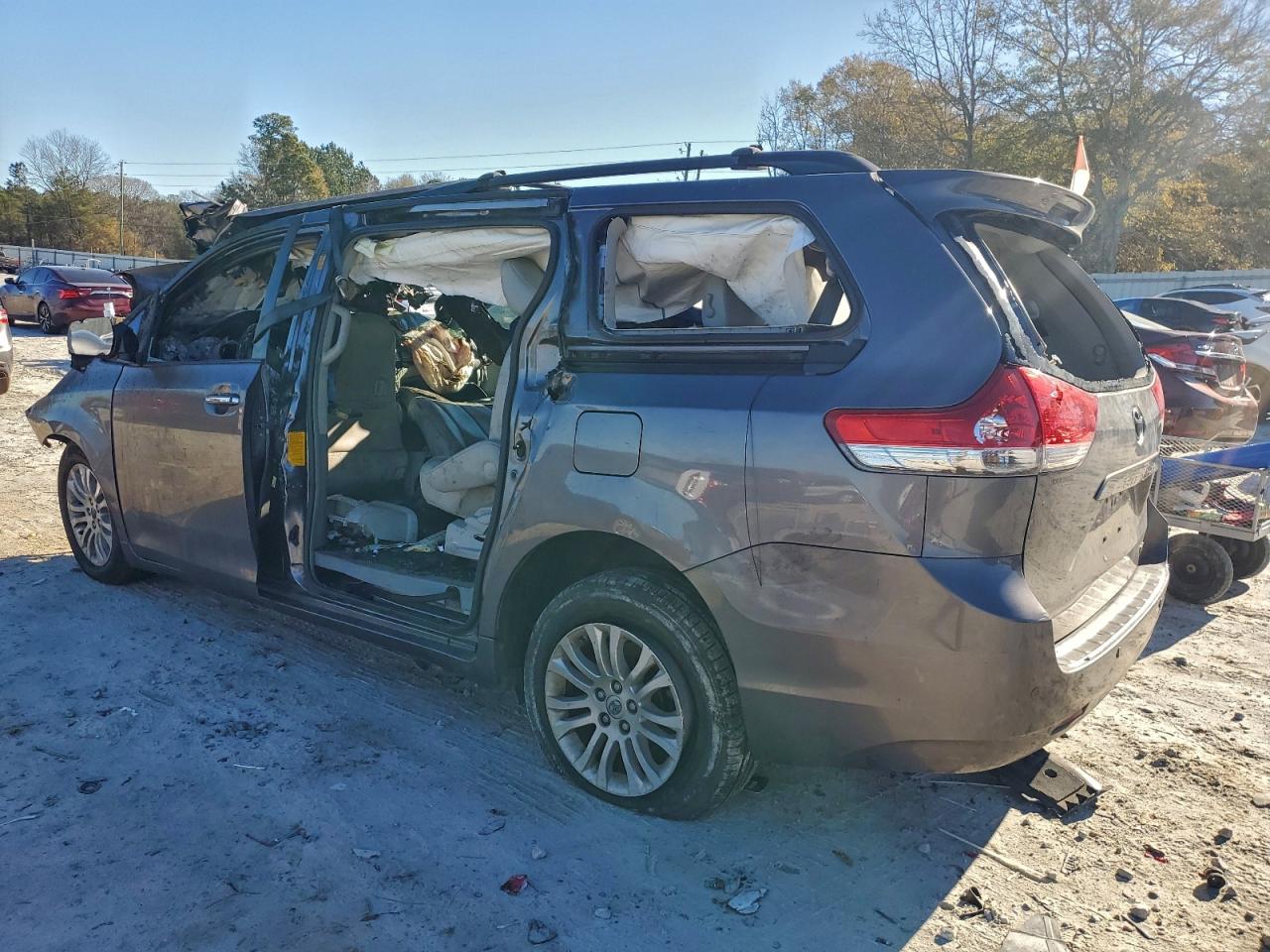 2014 TOYOTA SIENNA XLE photo 3