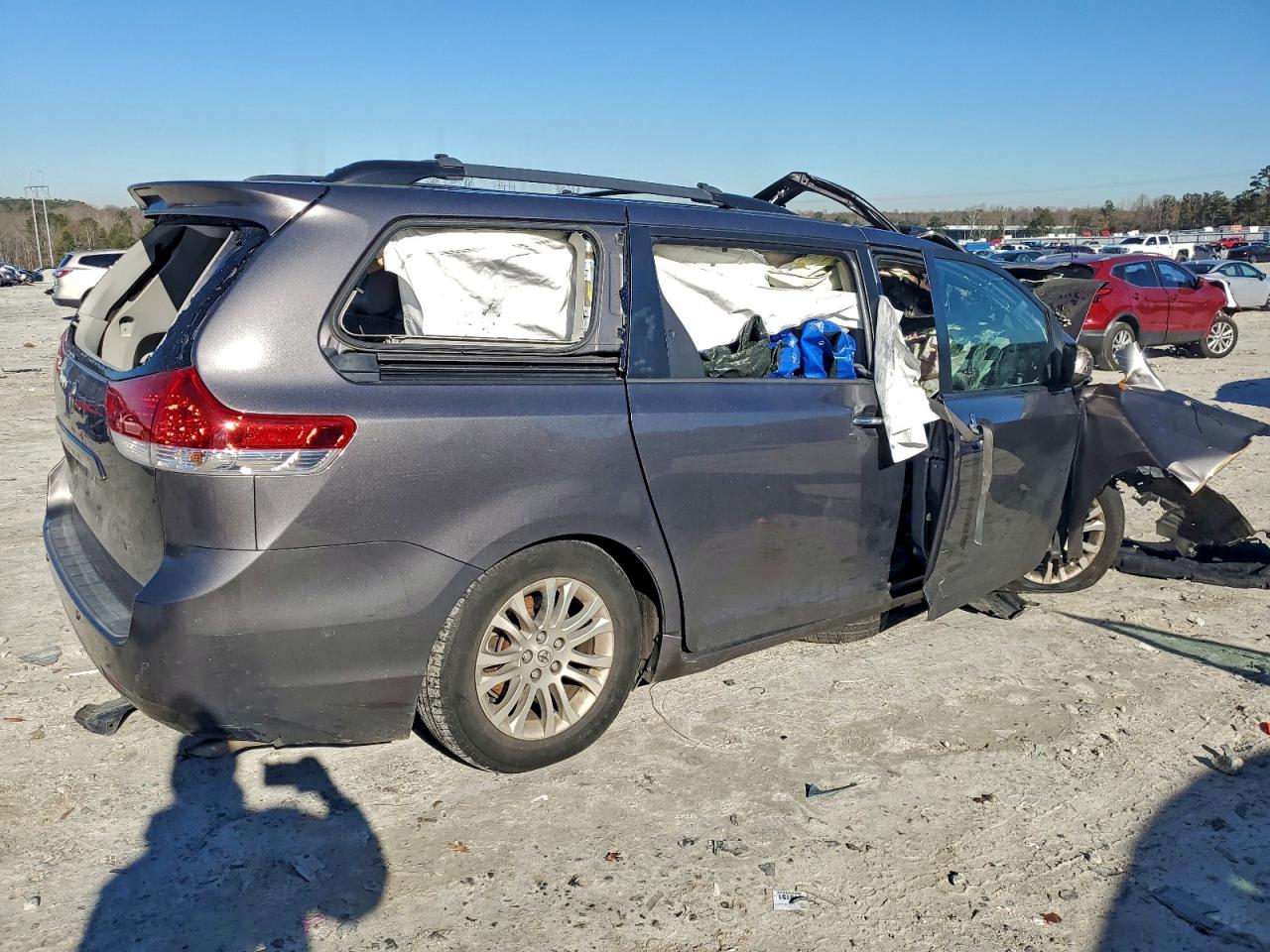 2014 TOYOTA SIENNA XLE photo 5