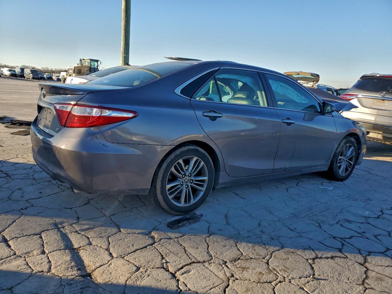 2015 TOYOTA CAMRY LE photo 3