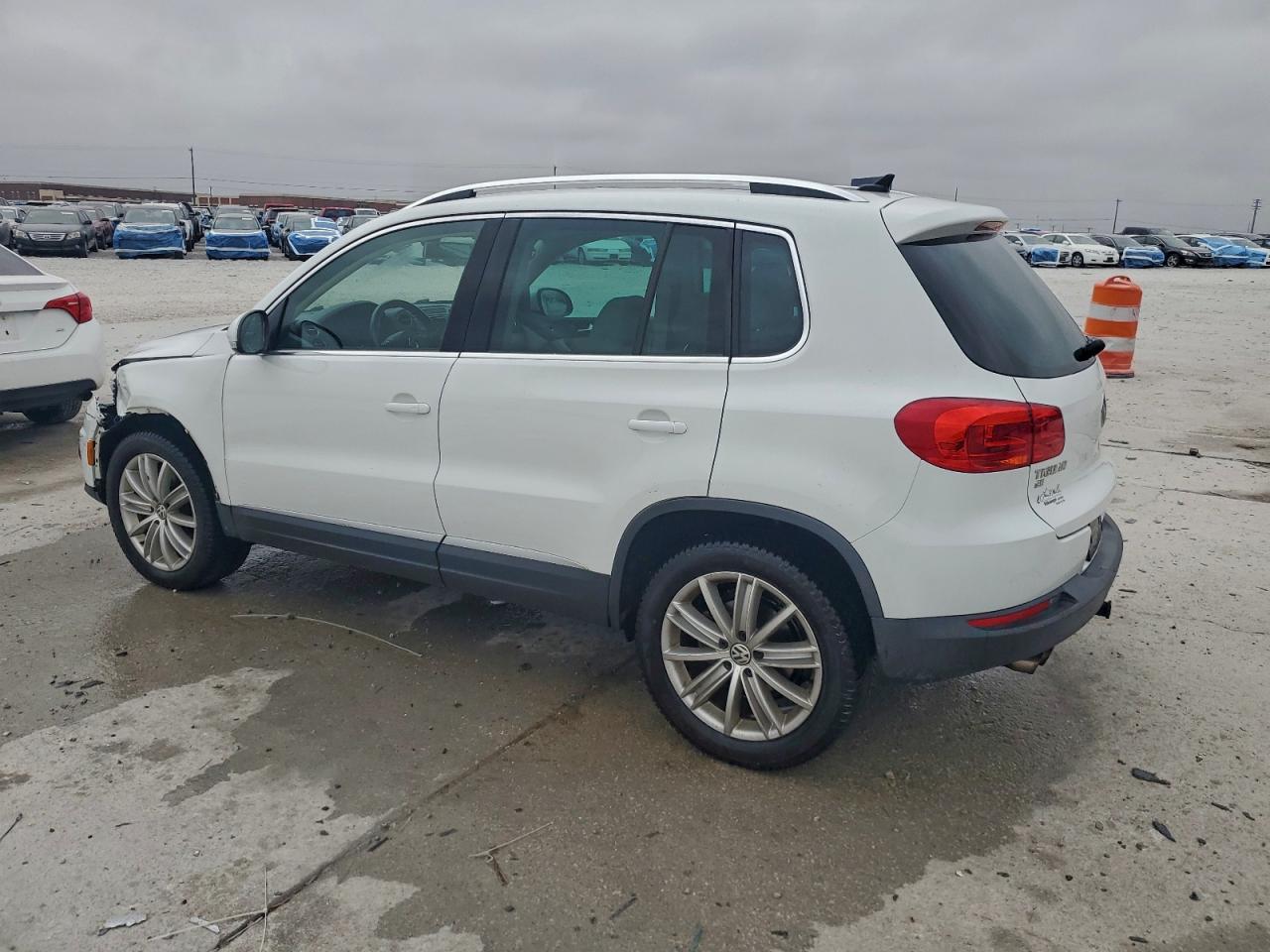 2016 VOLKSWAGEN TIGUAN S photo 2