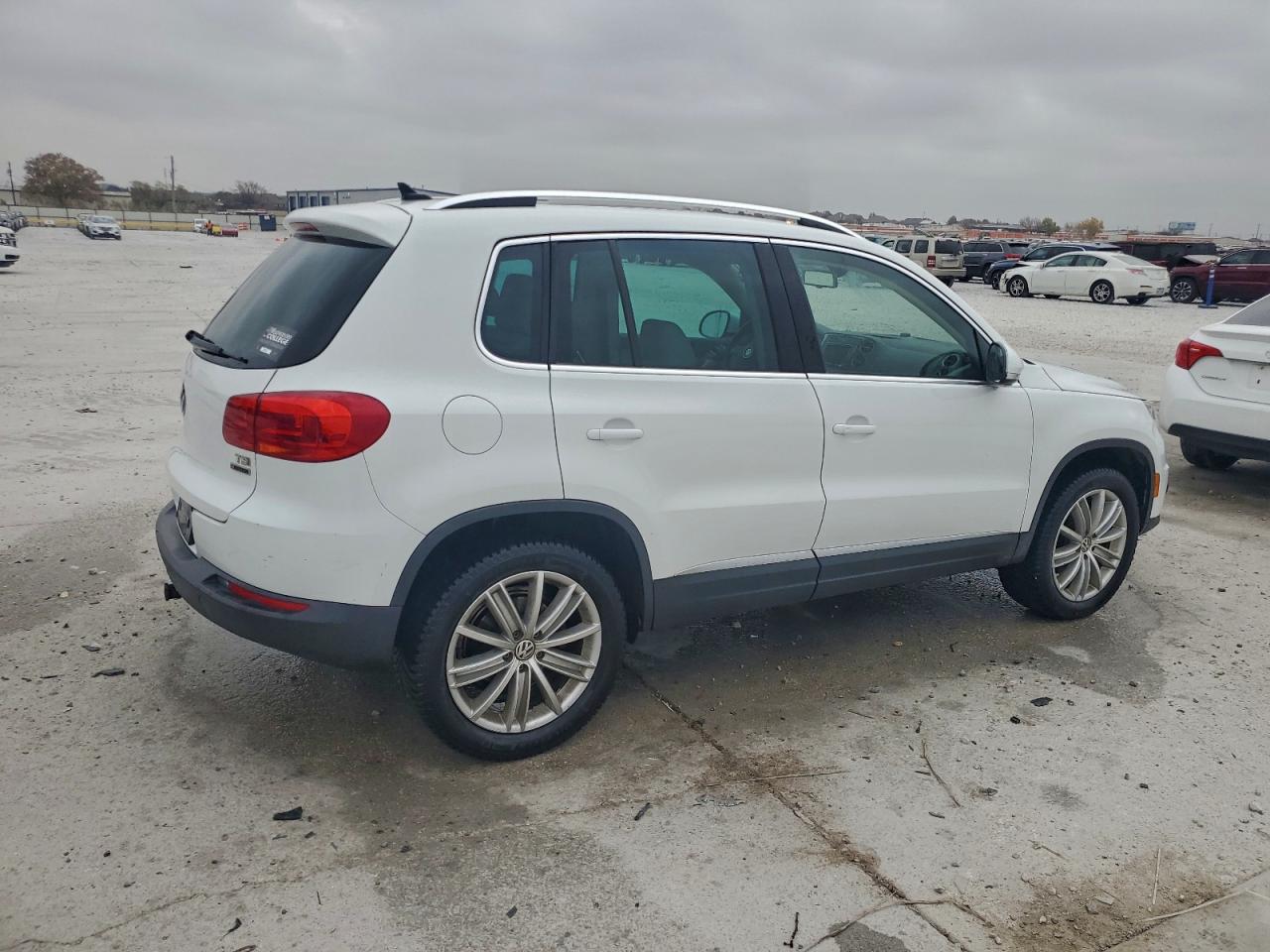 2016 VOLKSWAGEN TIGUAN S photo 3