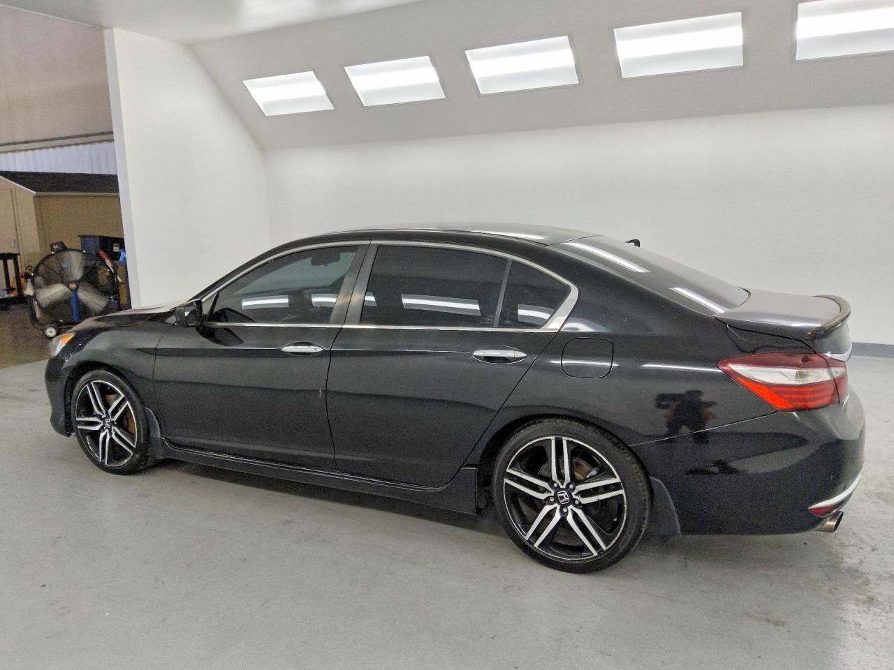 2017 HONDA ACCORD SPORT photo 4