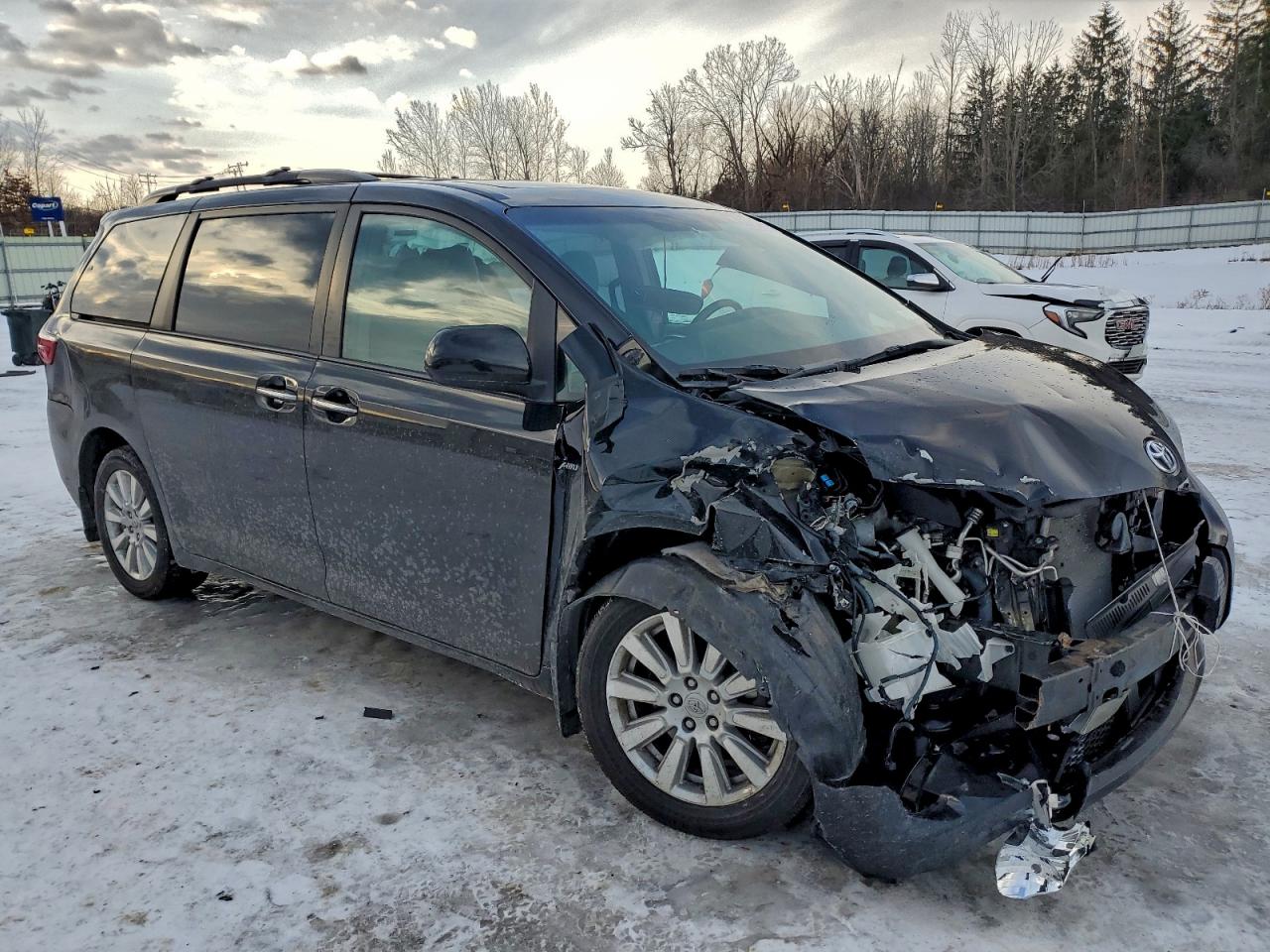 2017 TOYOTA SIENNA XLE photo 7