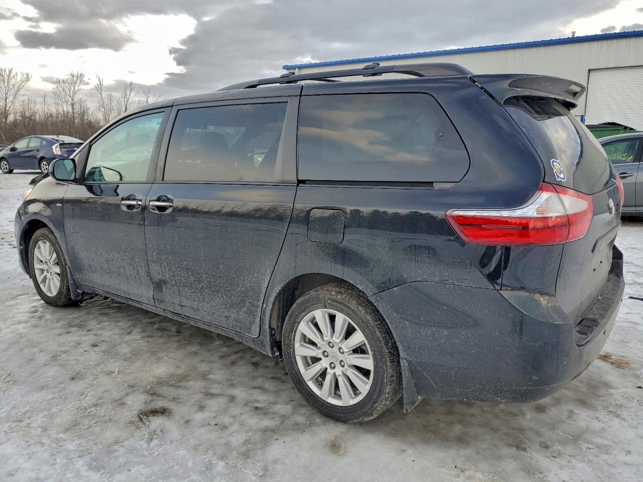 2017 TOYOTA SIENNA XLE photo 3