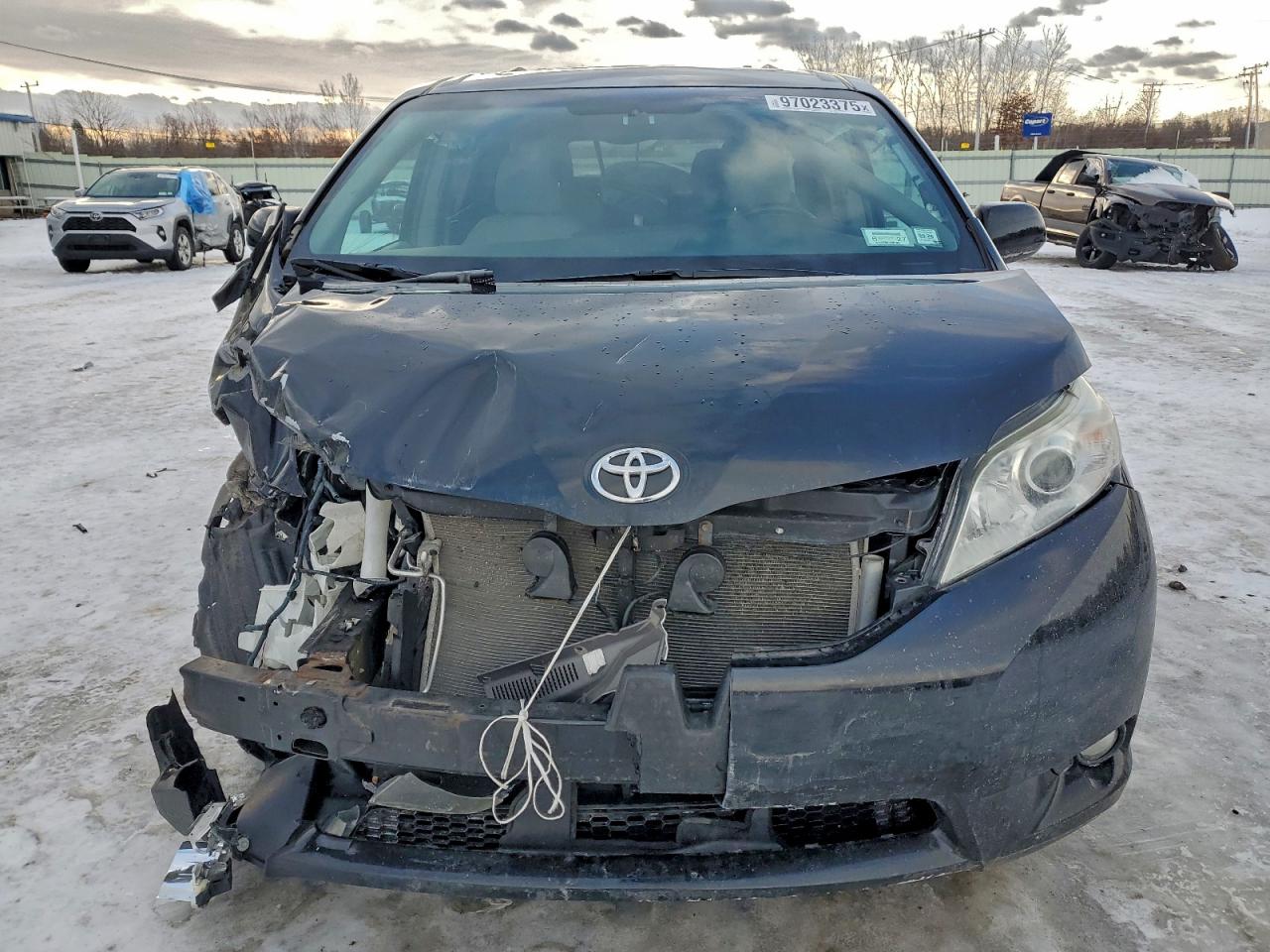 2017 TOYOTA SIENNA XLE photo 9