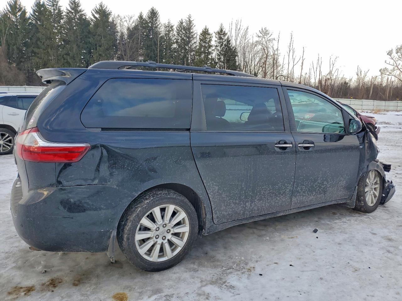2017 TOYOTA SIENNA XLE photo 5