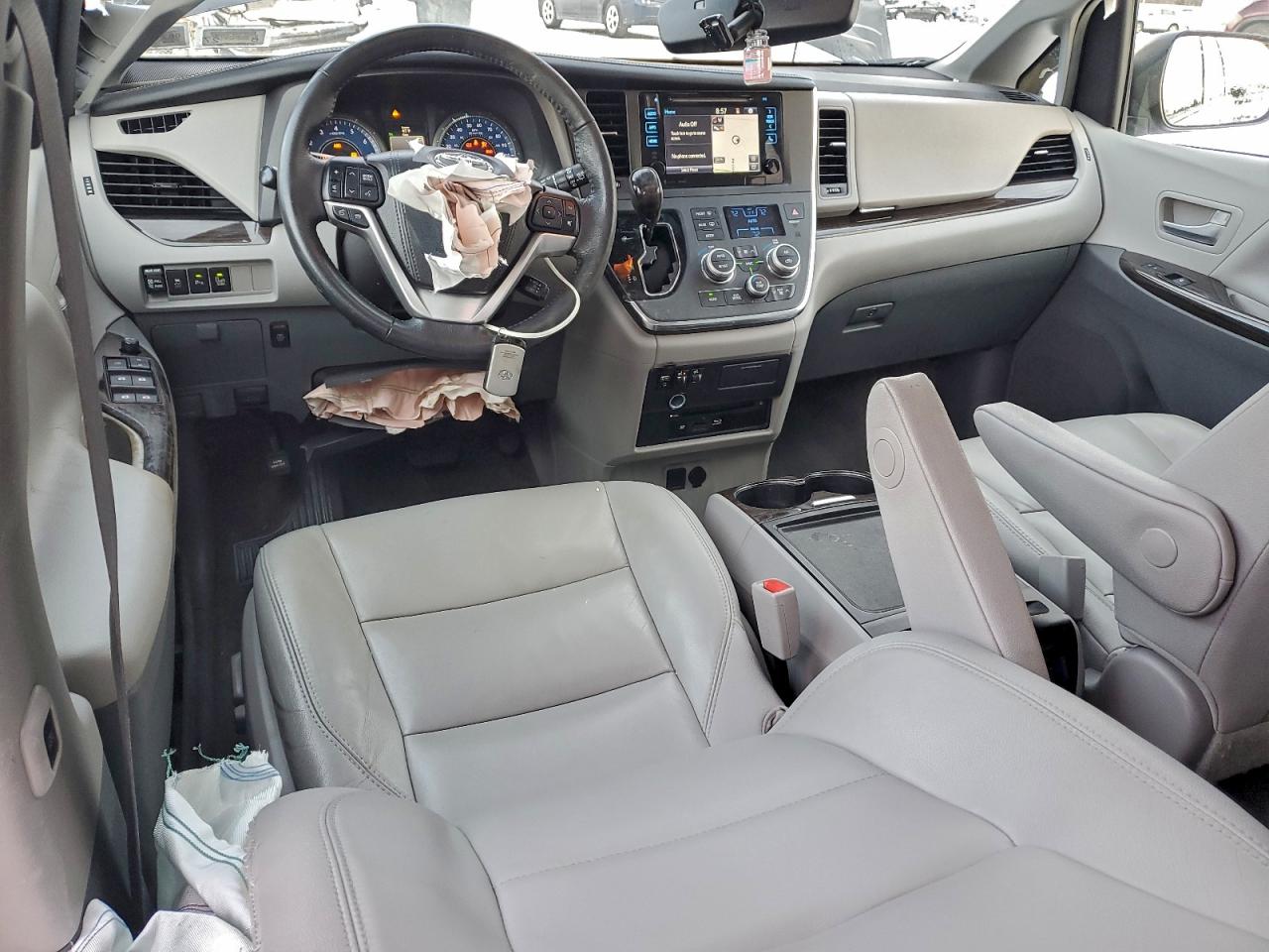 2017 TOYOTA SIENNA XLE photo 15