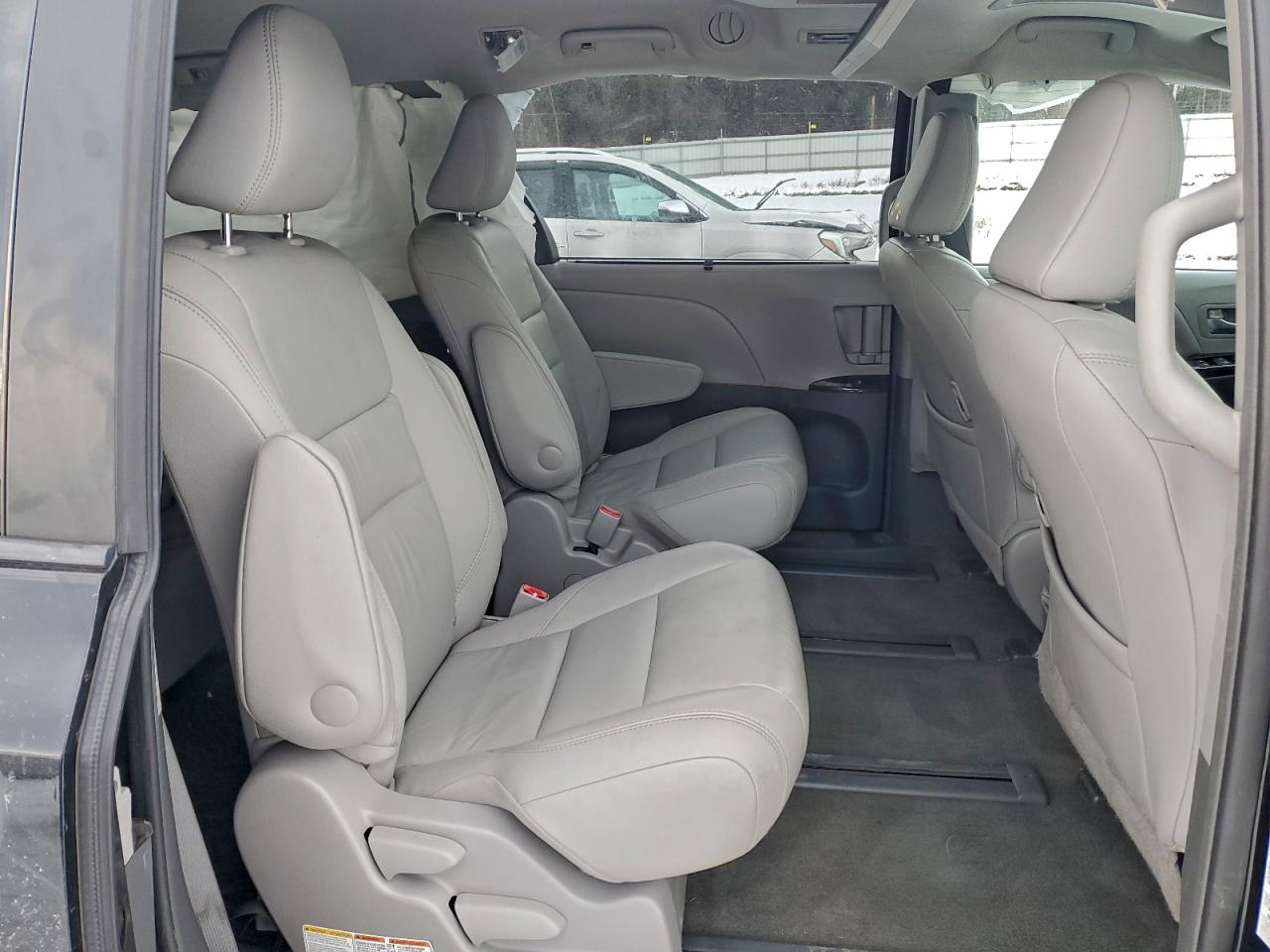 2017 TOYOTA SIENNA XLE photo 21