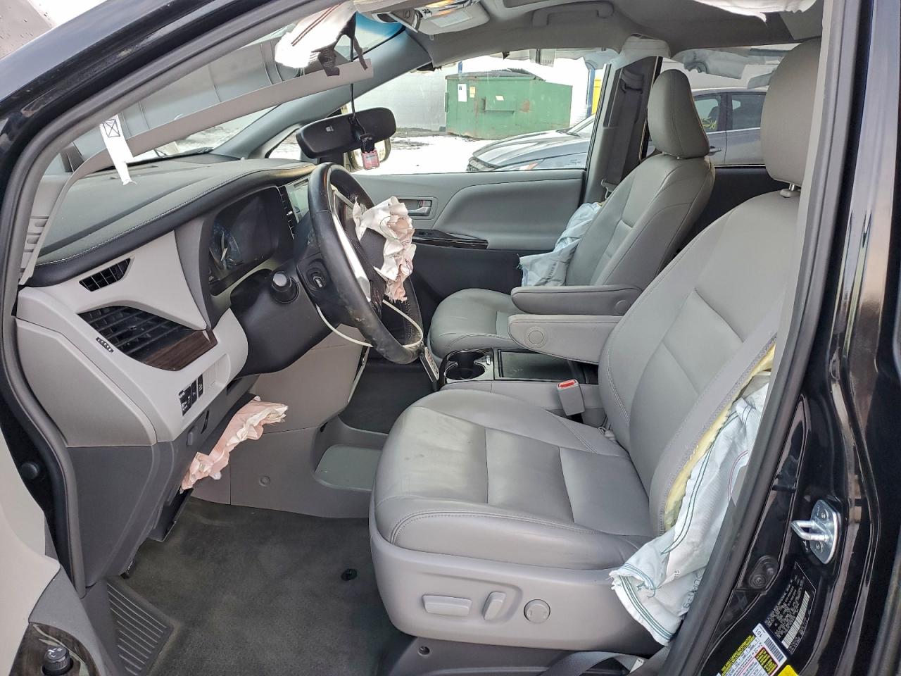 2017 TOYOTA SIENNA XLE photo 13