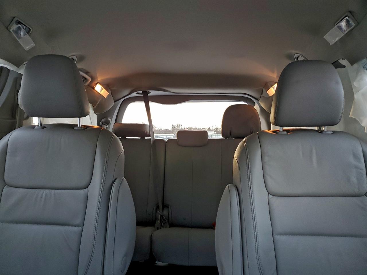 2017 TOYOTA SIENNA XLE photo 19