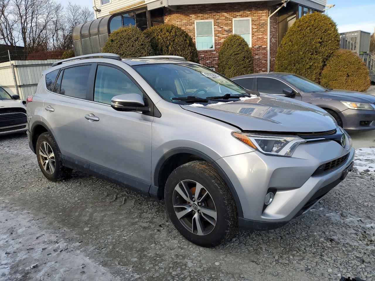 2017 TOYOTA RAV4 XLE photo 4