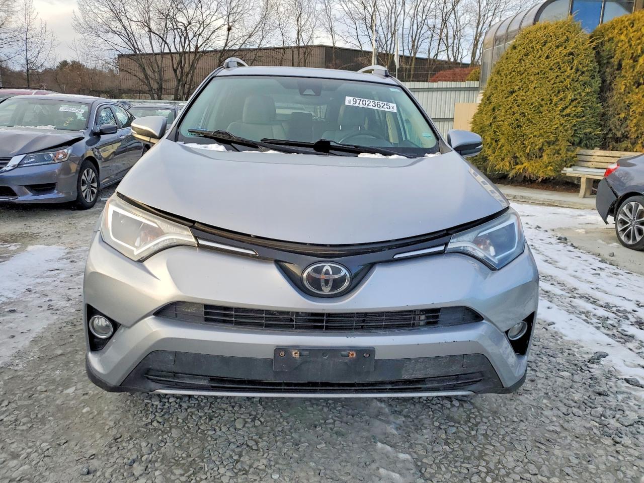 2017 TOYOTA RAV4 XLE photo 5