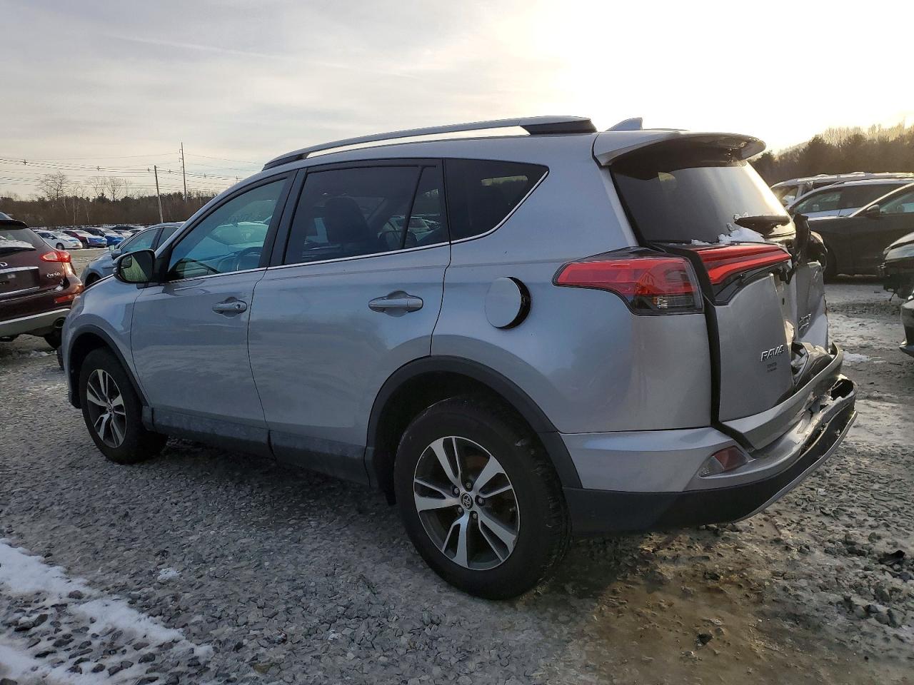 2017 TOYOTA RAV4 XLE photo 2