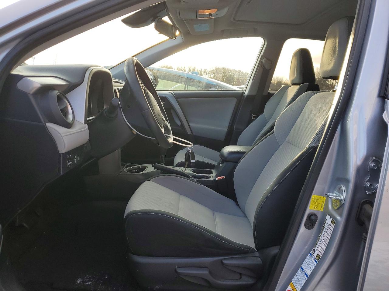 2017 TOYOTA RAV4 XLE photo 7