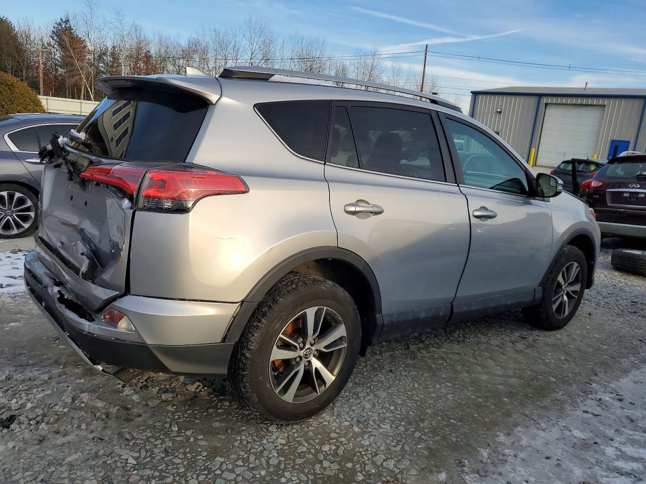 2017 TOYOTA RAV4 XLE photo 3