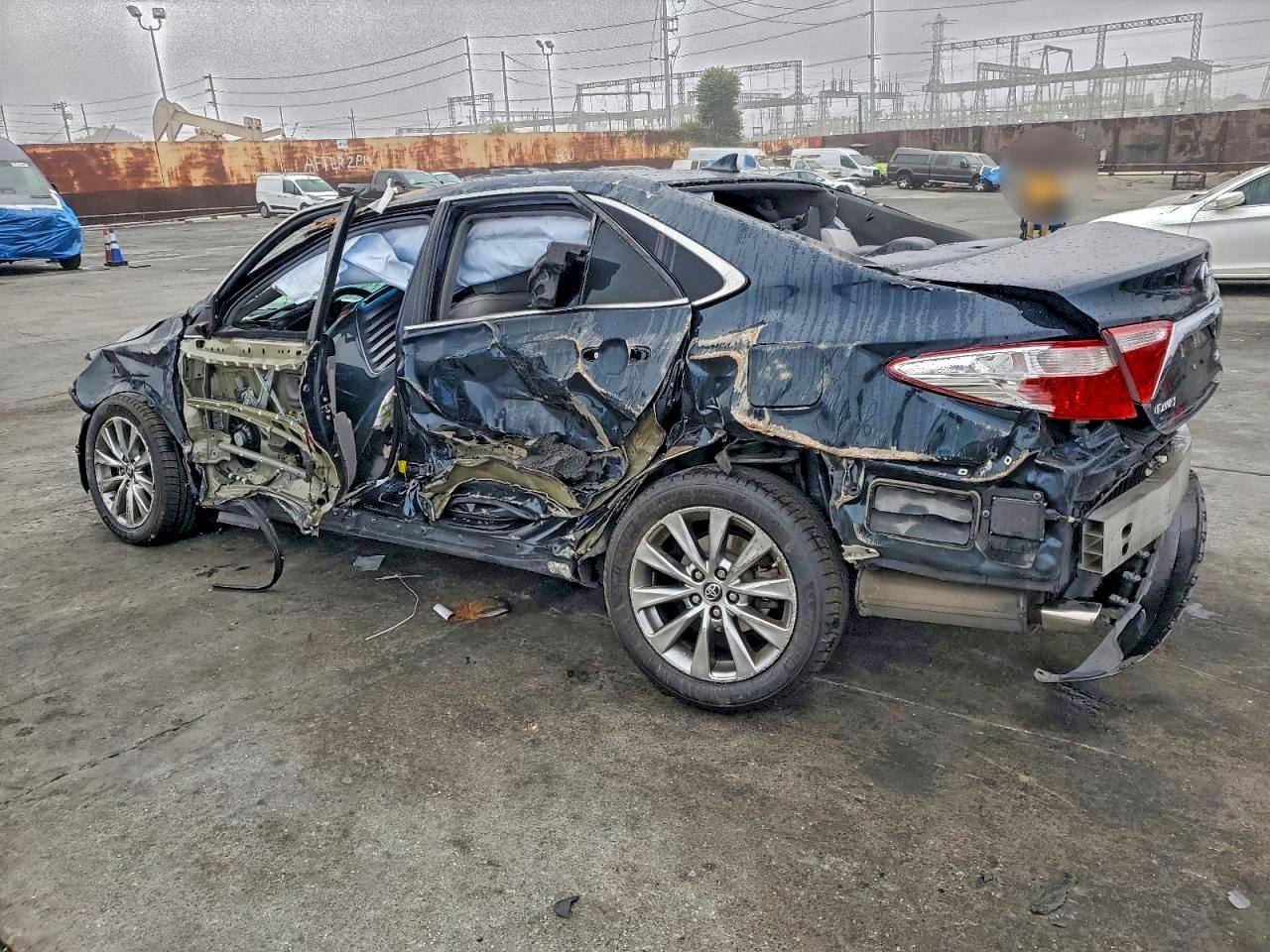 2016 TOYOTA CAMRY XSE photo 2
