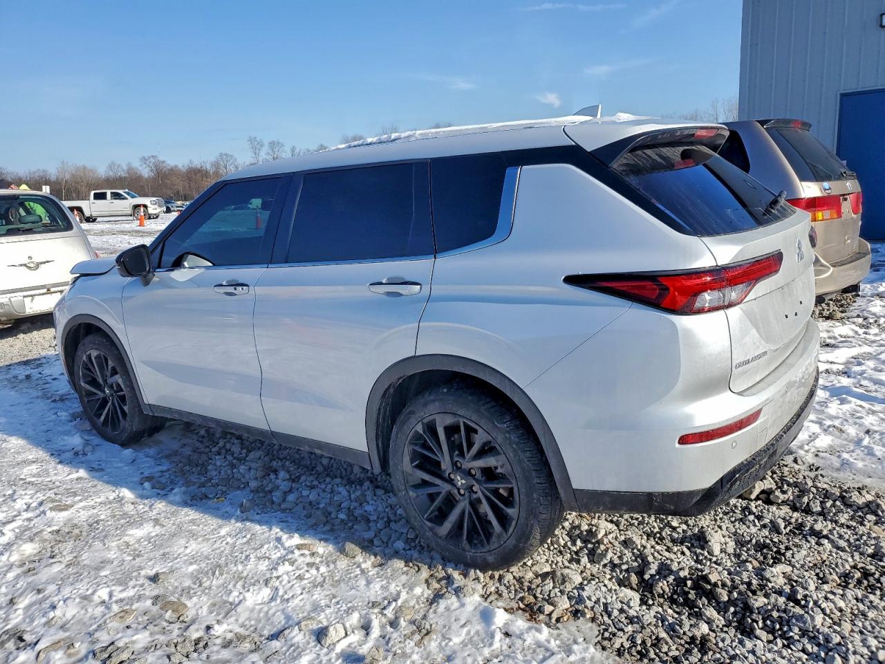 2024 MITSUBISHI OUTLANDER SE photo 3