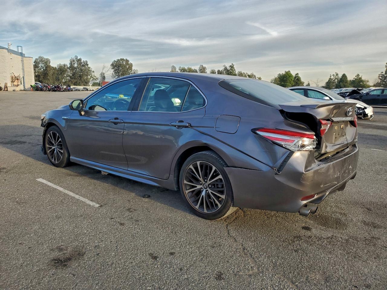 2018 TOYOTA CAMRY HYBRID photo 3