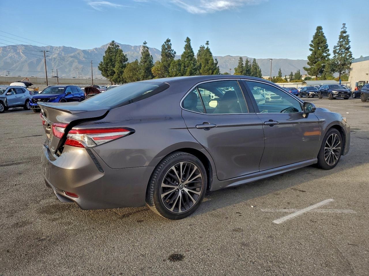 2018 TOYOTA CAMRY HYBRID photo 5