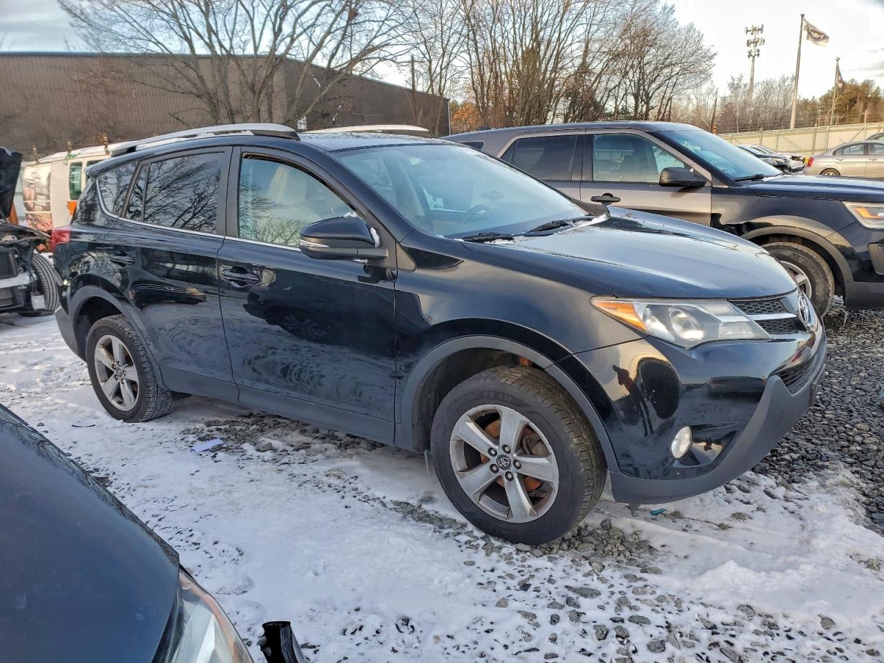 2015 TOYOTA RAV4 XLE photo 4