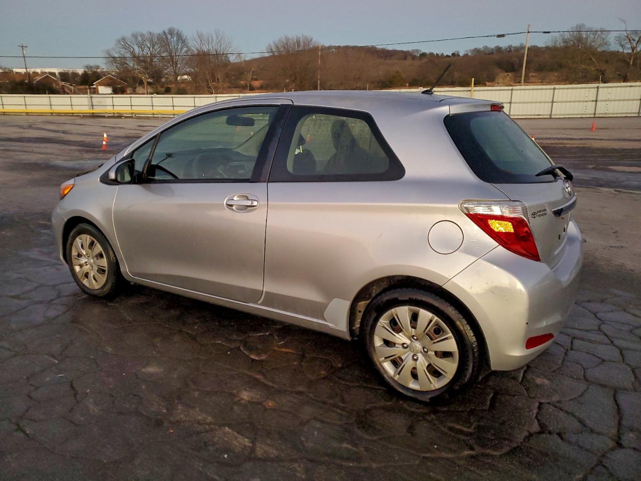 2014 TOYOTA YARIS photo 3