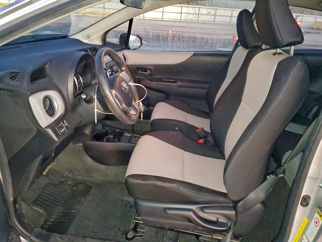 2014 TOYOTA YARIS photo 13