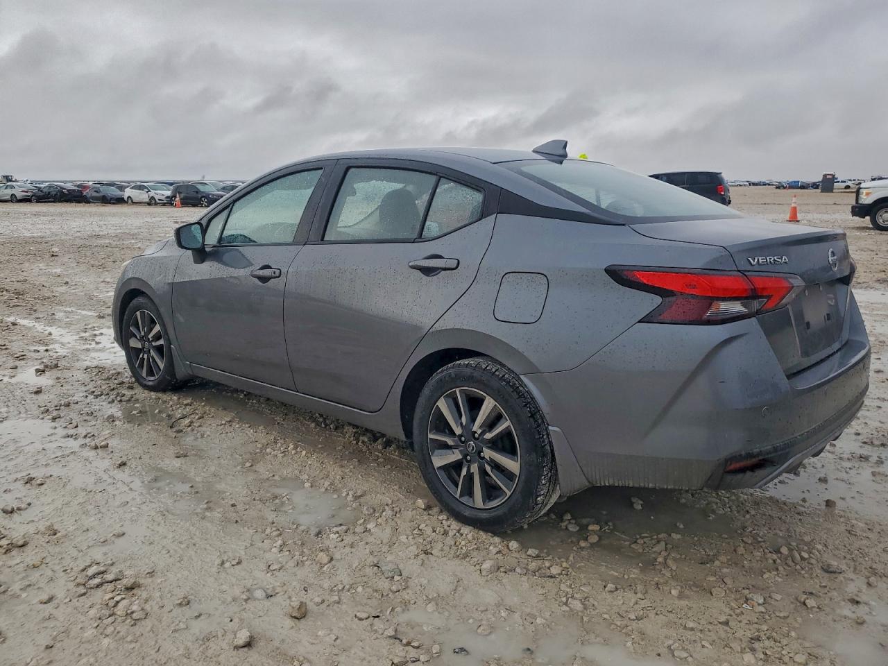 2021 NISSAN VERSA SV photo 3