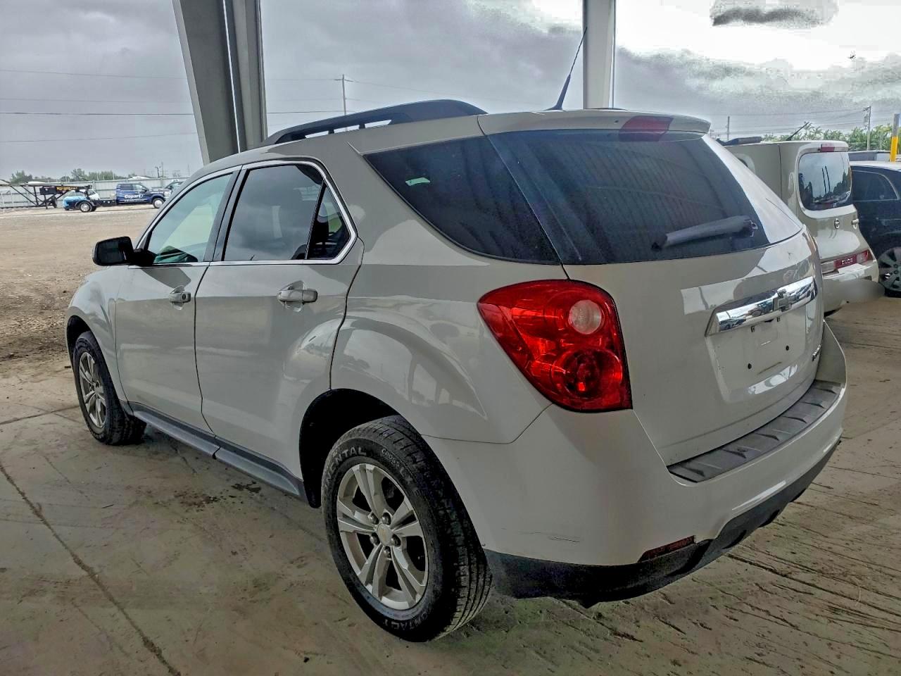 2010 CHEVROLET EQUINOX LT photo 4
