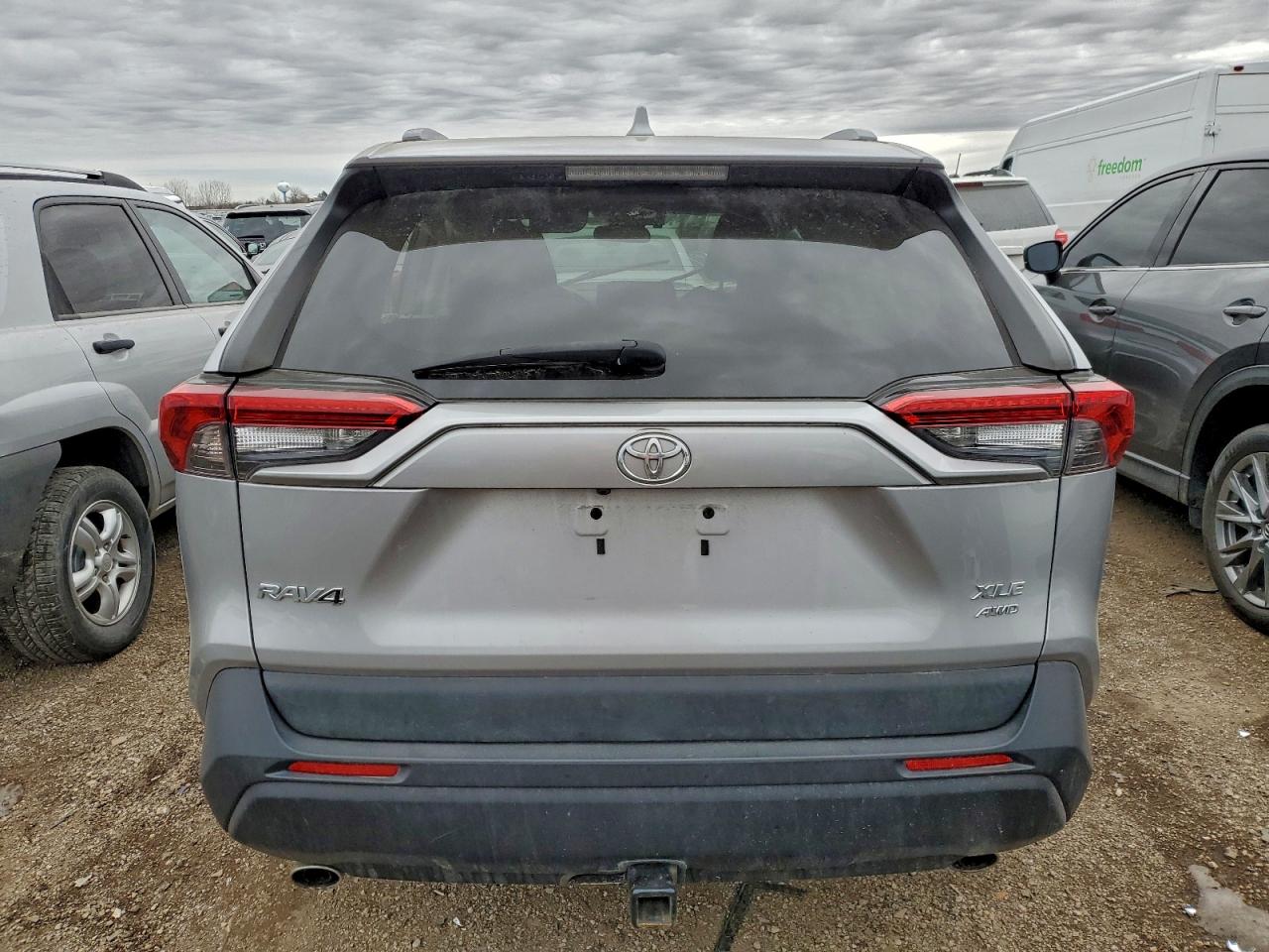 2019 TOYOTA RAV4 XLE photo 16