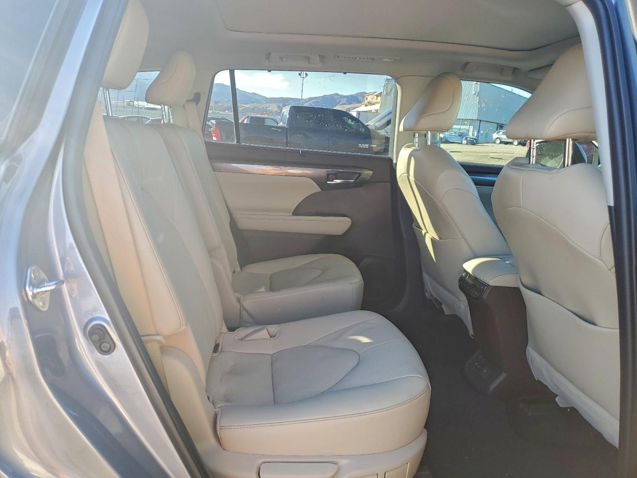 2022 TOYOTA HIGHLANDER PLATINUM photo 11