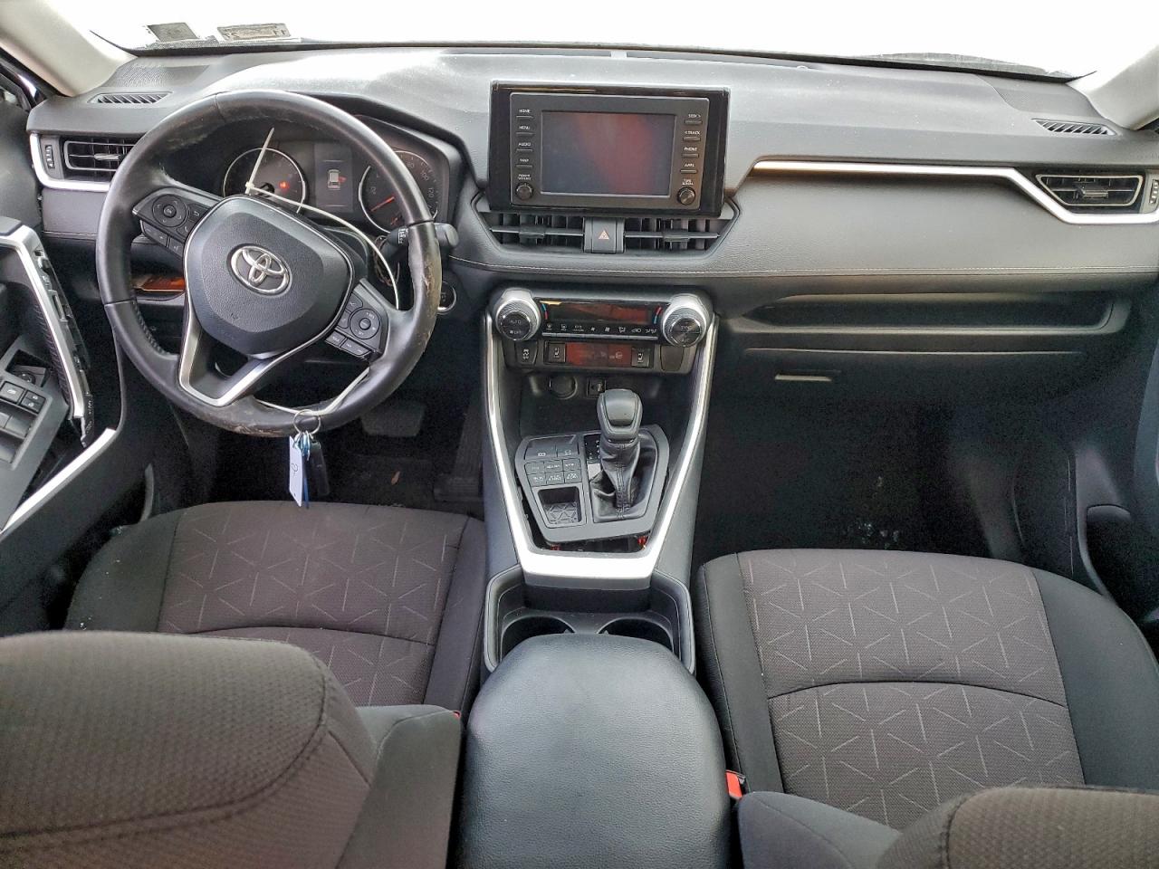 2019 TOYOTA RAV4 XLE photo 8