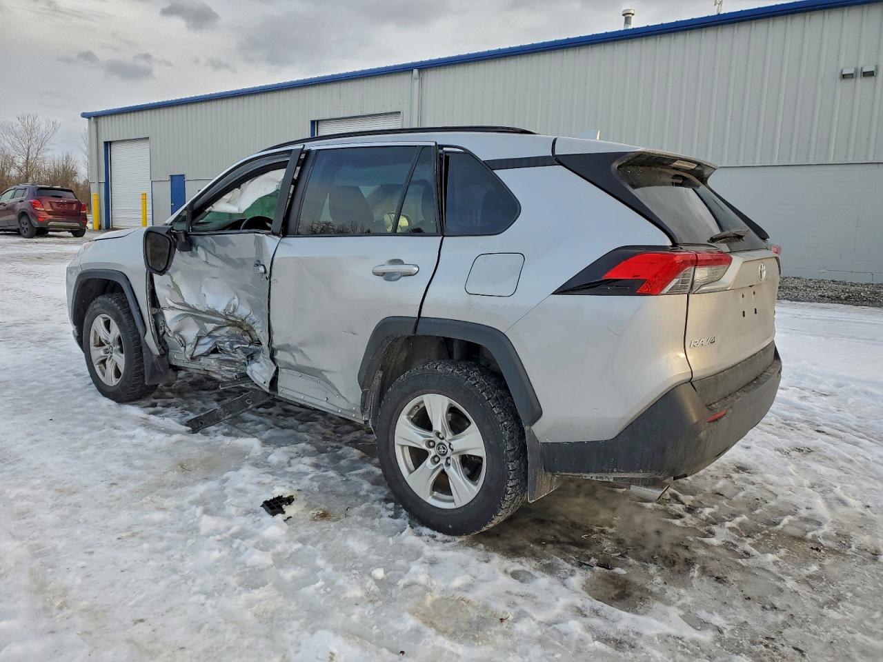 2019 TOYOTA RAV4 XLE photo 2