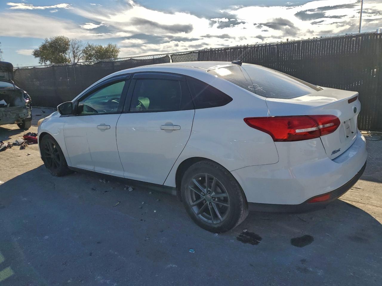 2017 FORD FOCUS SE photo 2