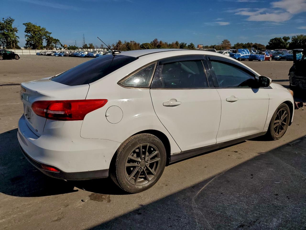 2017 FORD FOCUS SE photo 3