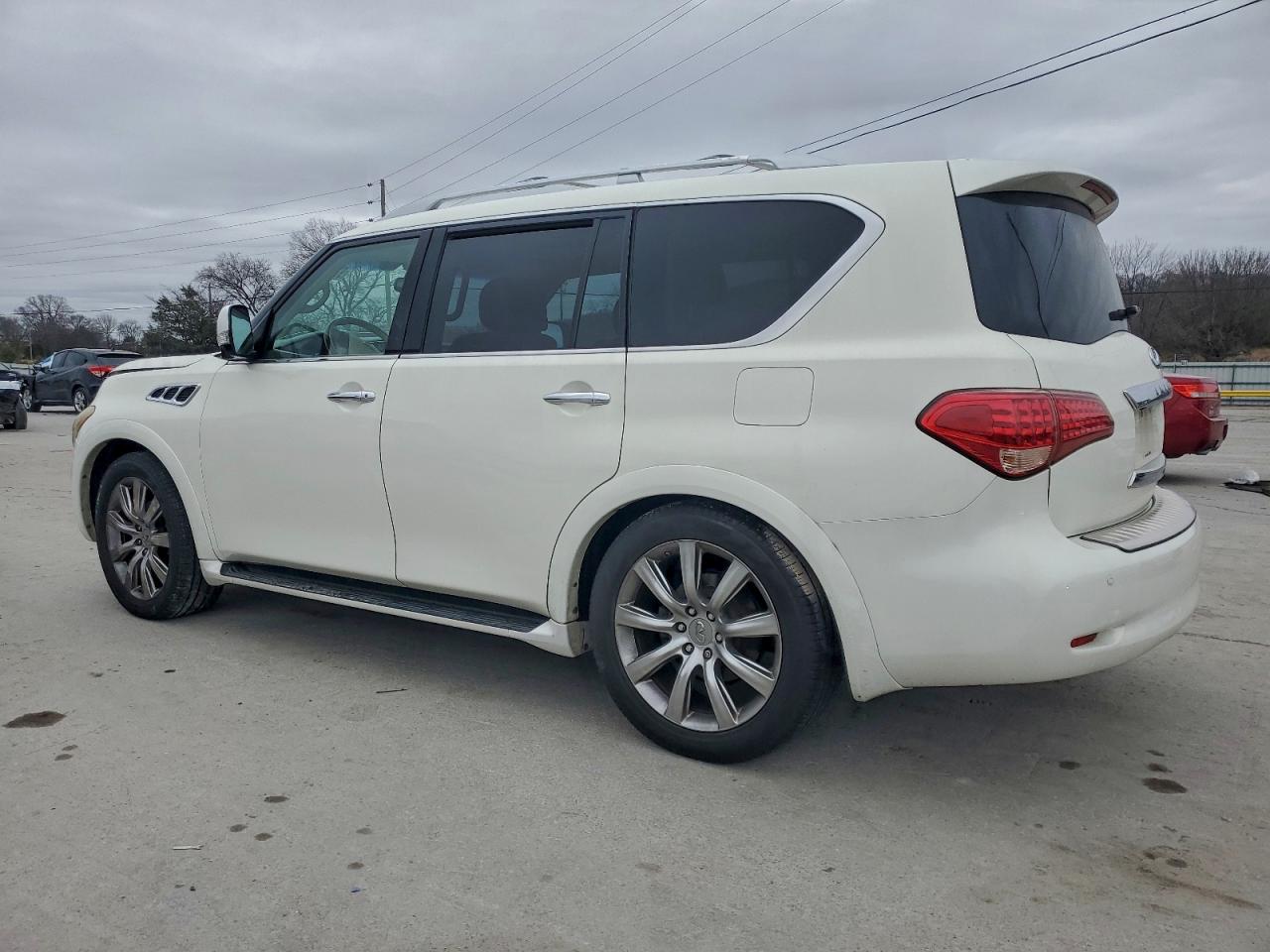 2011 INFINITI QX56 photo 2