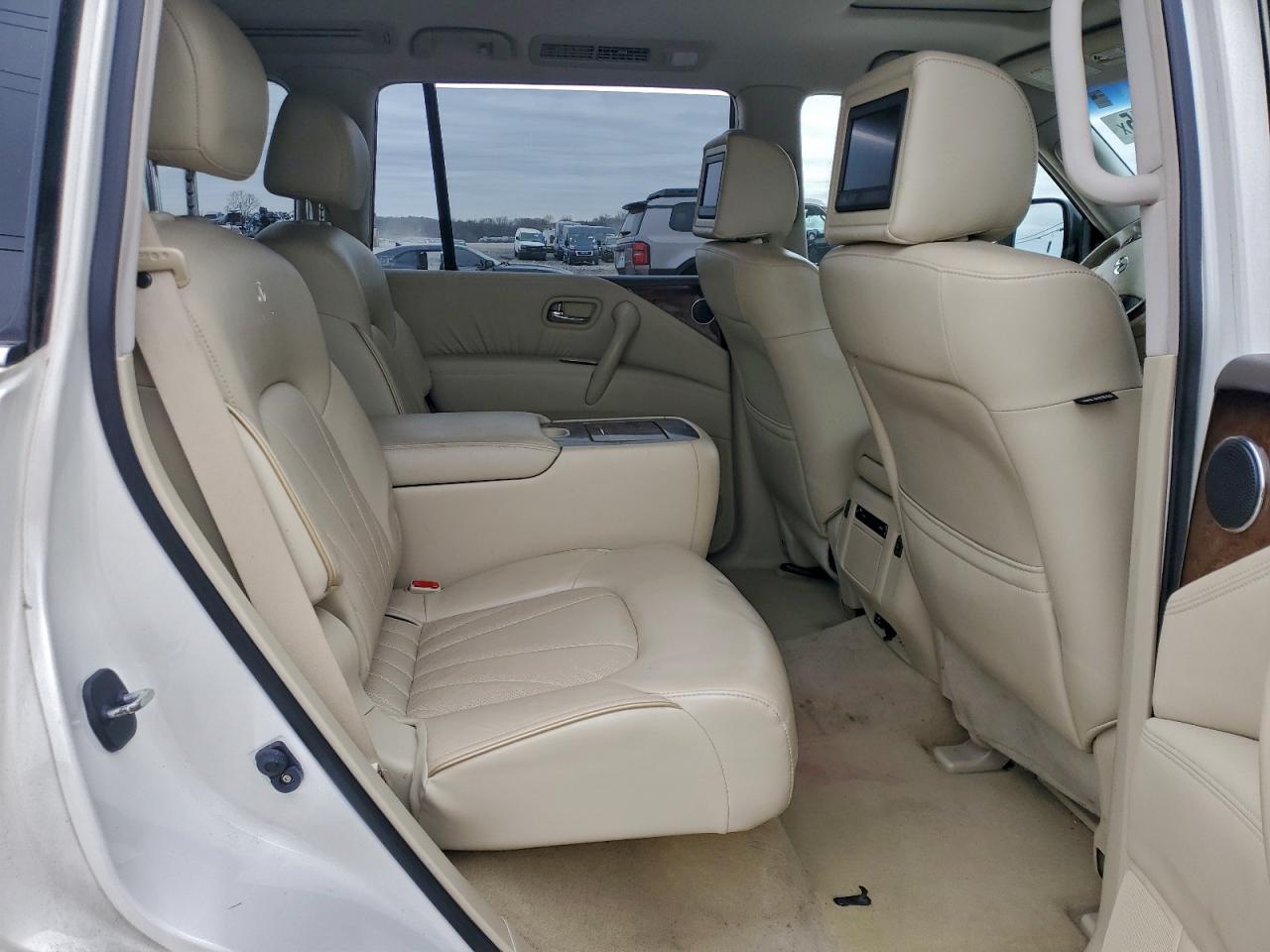 2011 INFINITI QX56 photo 11
