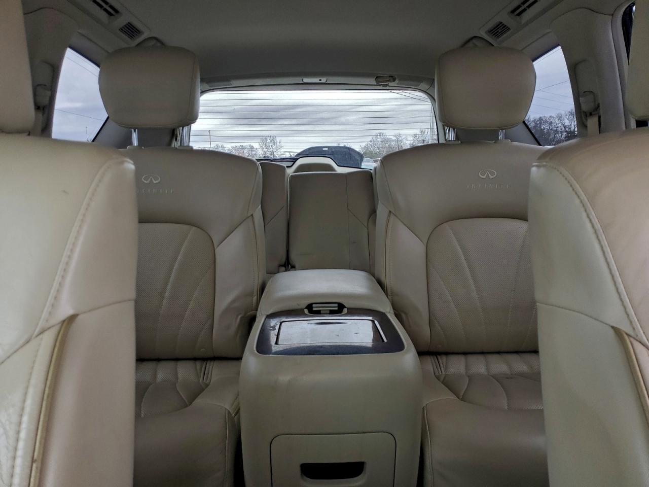 2011 INFINITI QX56 photo 10